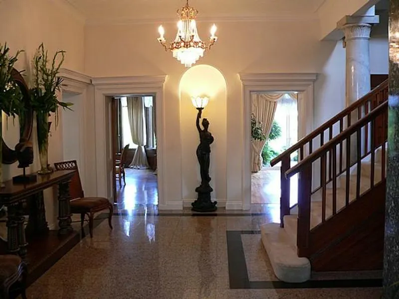 Entrance hall at 1980's Hatfield house, A1011 (photo 5)