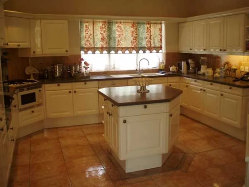 Kitchen at Film location D1971 in Surrey (photo 8)