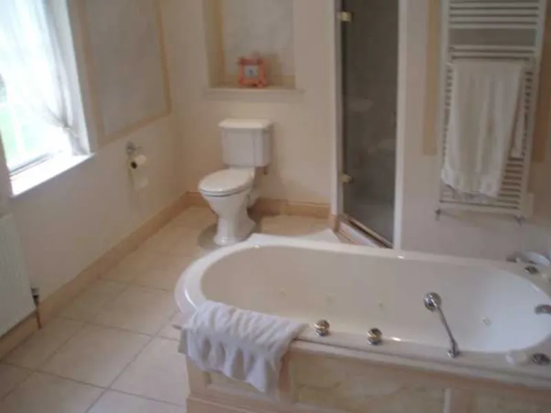Bathroom at Film location D1971 in Surrey (photo 9)