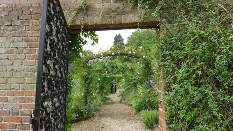 Walled garden at Classic Georgian Thame Rectory, A1026 (photo 67)
