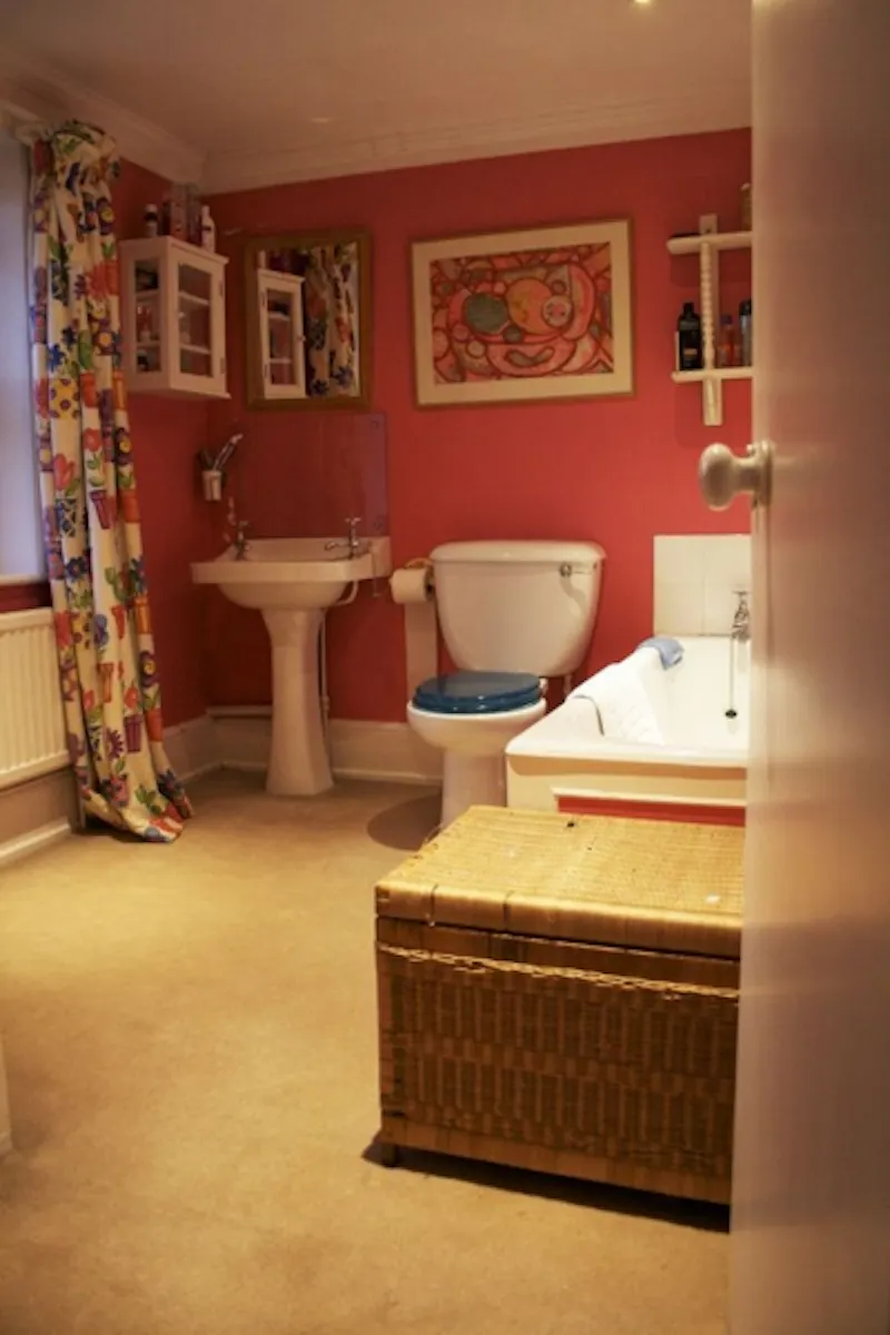 Bathroom at Georgian Colchester mansion, A1031 (photo 12)