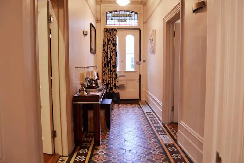 Entrance hall at Tooting Edwardian flat, B1263 (photo 2)