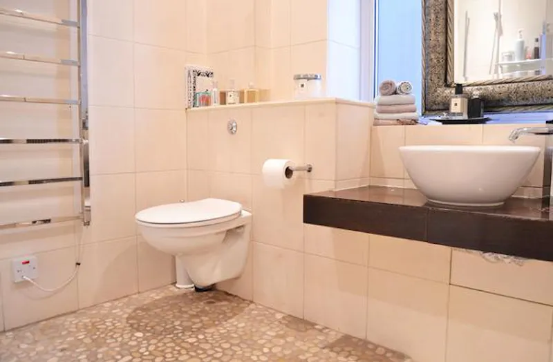 Bathroom at Tooting Edwardian flat, B1263 (photo 11)