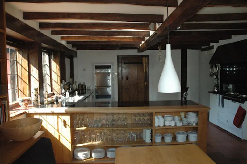 Kitchen at Film location D1964 in Surrey (photo 12)