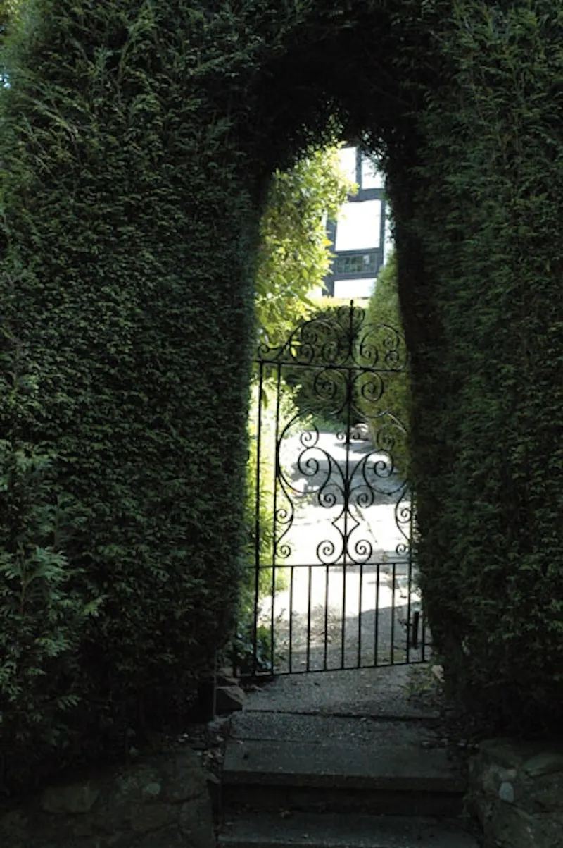 Gate at Film location D1964 in Surrey (photo 21)