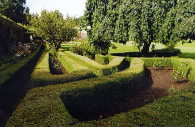 Garden - formal at French-feel country house, A1127 (photo 5)