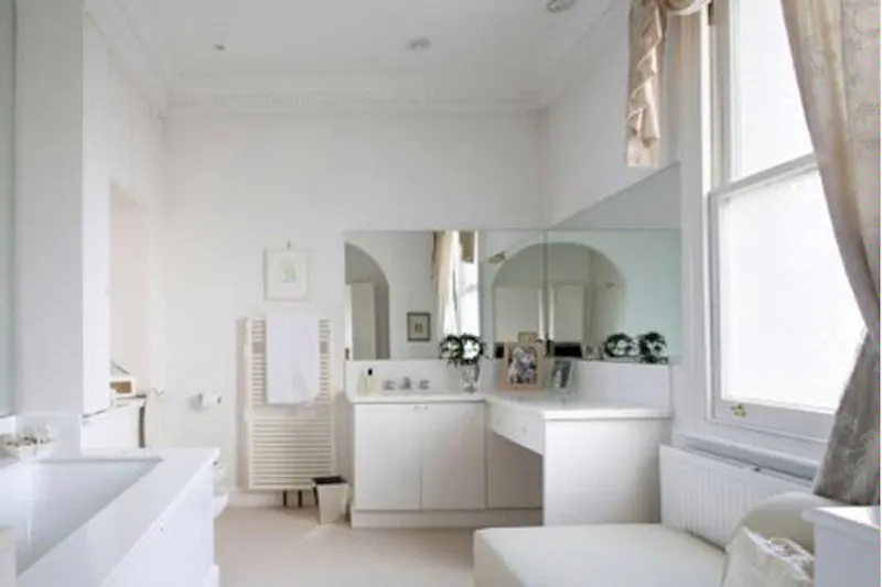 Bathroom at Film location B465 in London (photo 29)