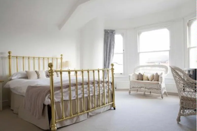 Bedroom at Film location B465 in London (photo 32)
