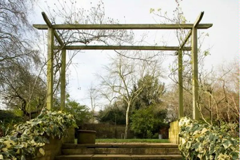 Garden at Film location B465 in London (photo 42)