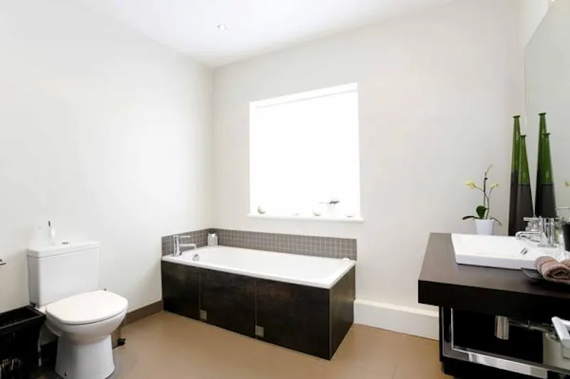 Bathroom at Contemporary Sheen house, D1986 (photo 8)