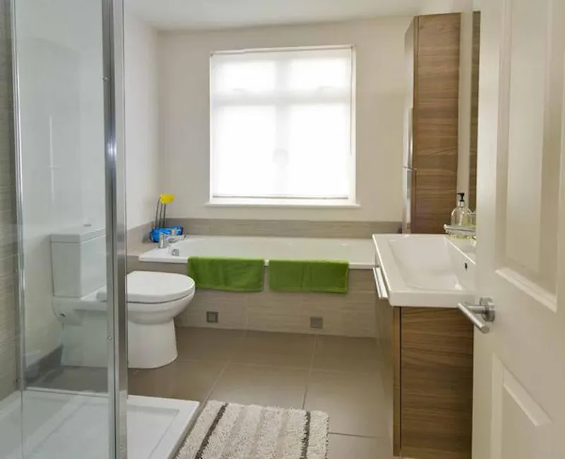 Bathroom at Contemporary Sheen house, D1986 (photo 6)