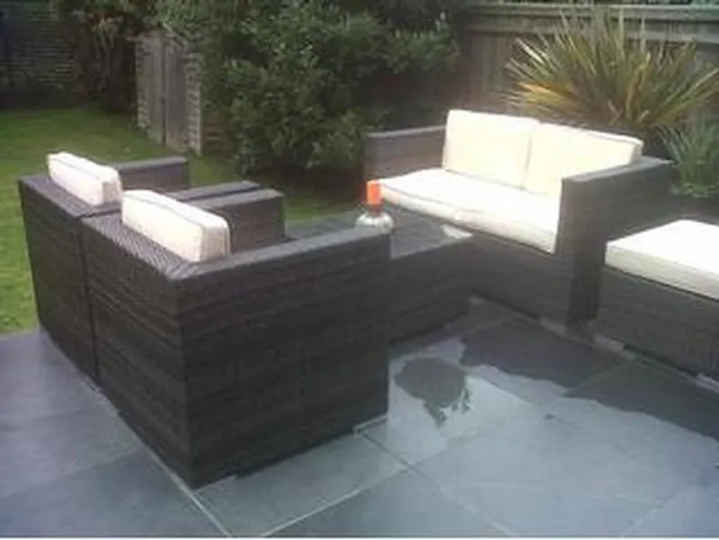 Garden at Contemporary Sheen house, D1986 (photo 12)