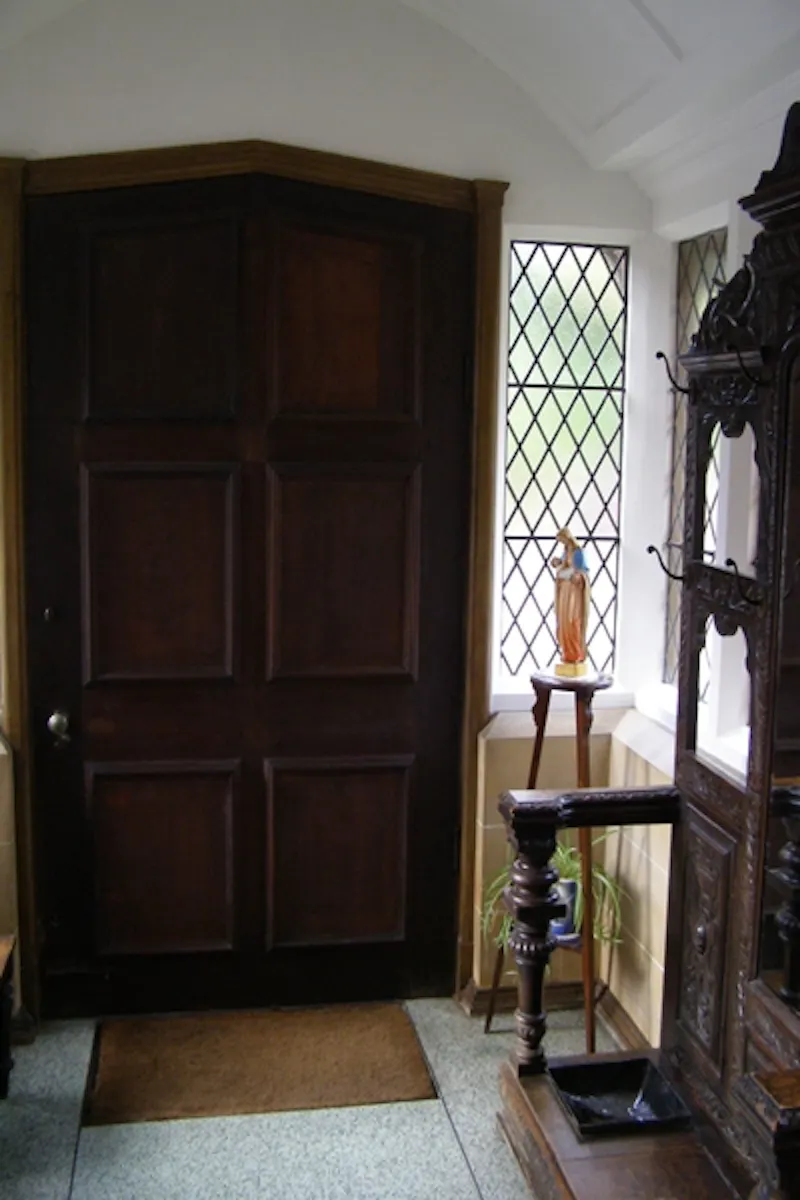 Entrance hall at Ascot school and grounds, B1219 (photo 15)