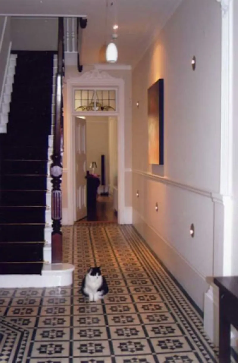 Entrance hall at Film location E271 in London (photo 1)