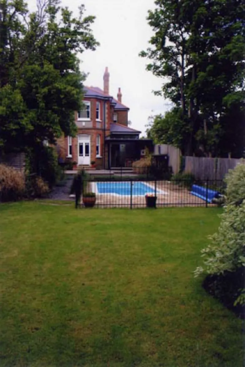Garden at Film location E271 in London (photo 7)