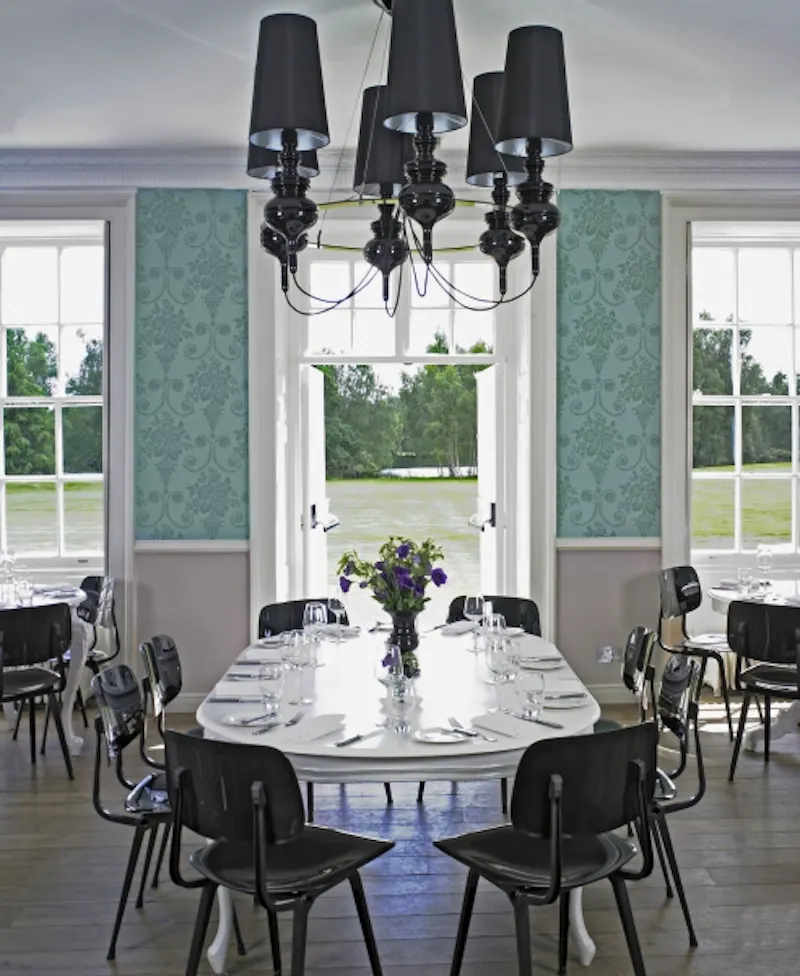 Dining room at Queen Anne hotel near Slough, R009 (photo 9)