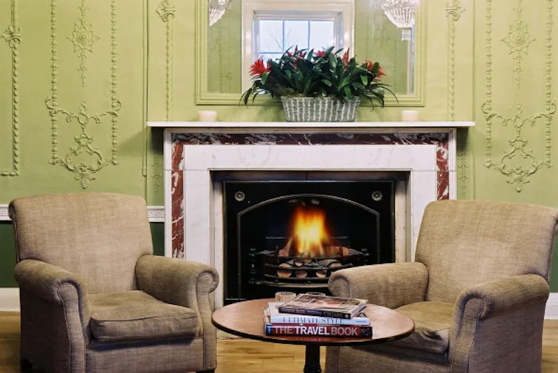 Drawing room at Queen Anne hotel near Slough, R009 (photo 10)