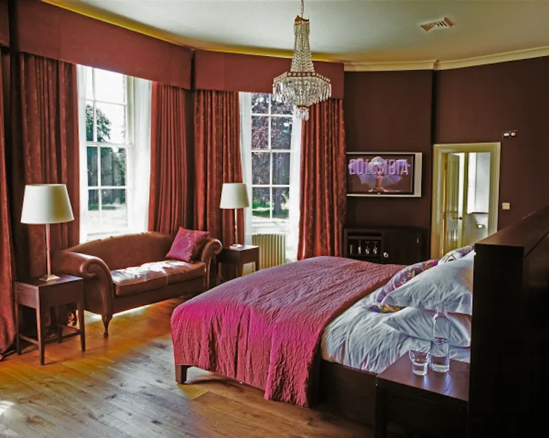 Bedroom at Queen Anne hotel near Slough, R009 (photo 11)