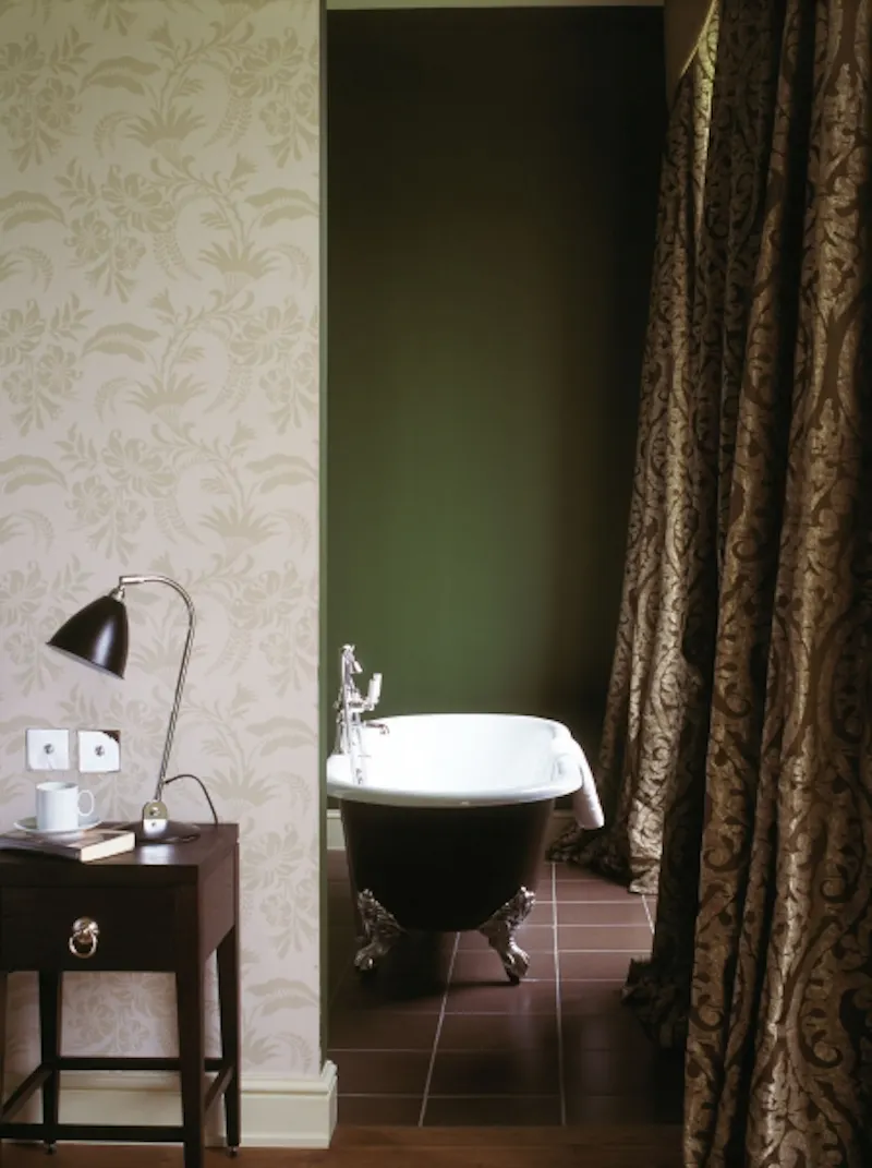 Bathroom at Queen Anne hotel near Slough, R009 (photo 12)