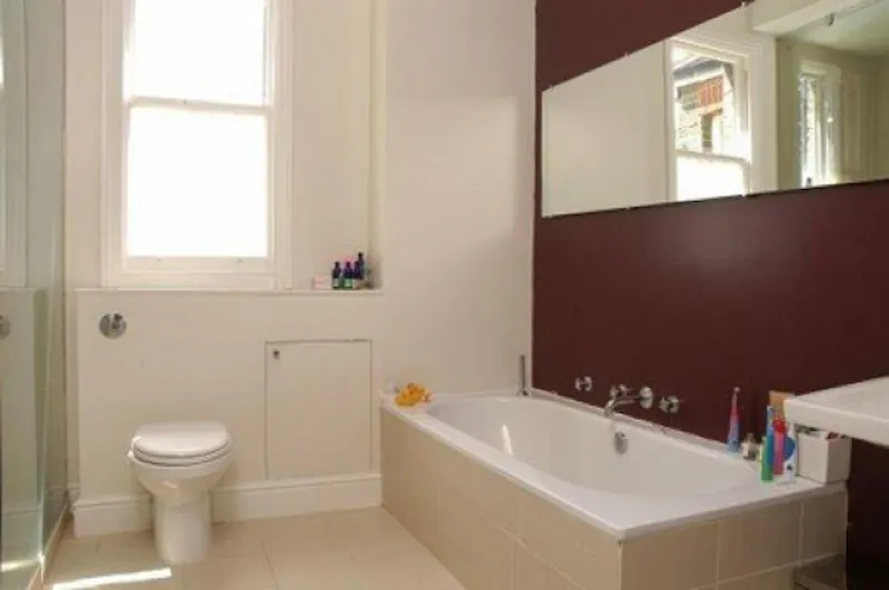 Bathroom at Film location E308 in London (photo 9)