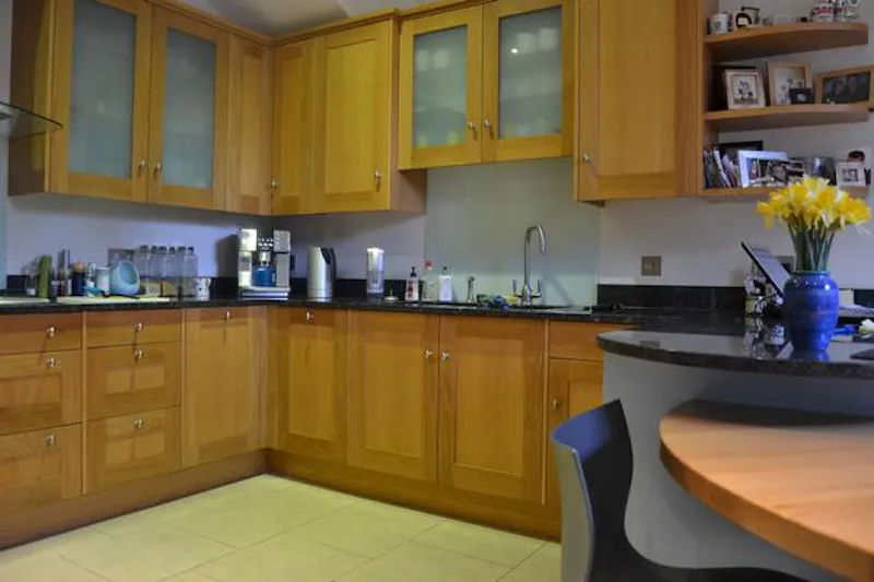 Large detached house in Ealing, B1280 (photo 8)
