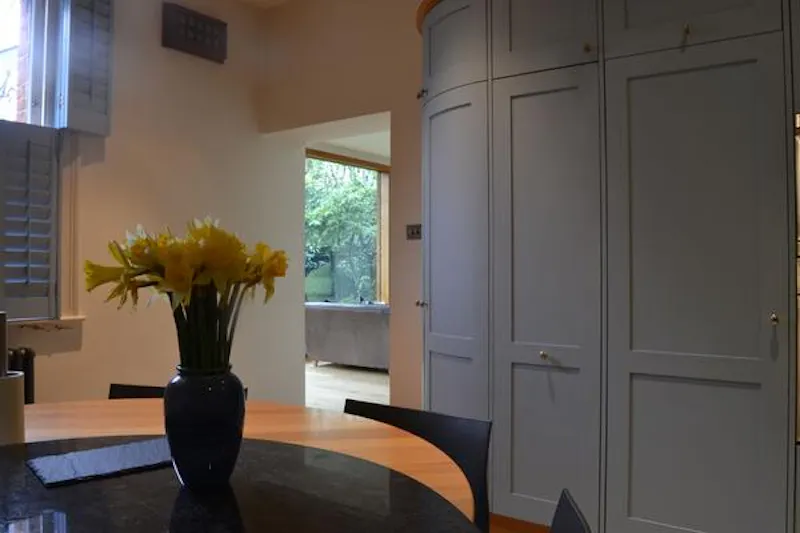 Large detached house in Ealing, B1280 (photo 9)