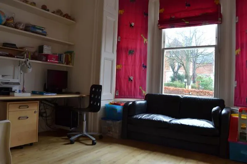Large detached house in Ealing, B1280 (photo 11)