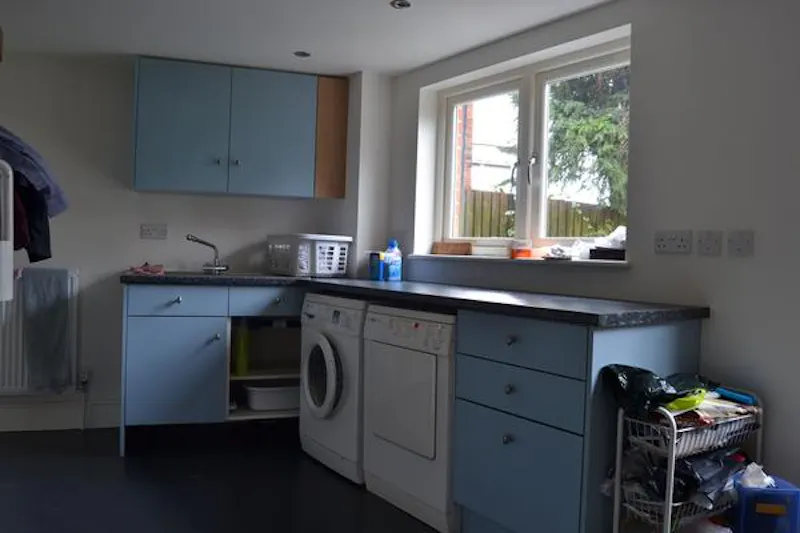 Large detached house in Ealing, B1280 (photo 15)