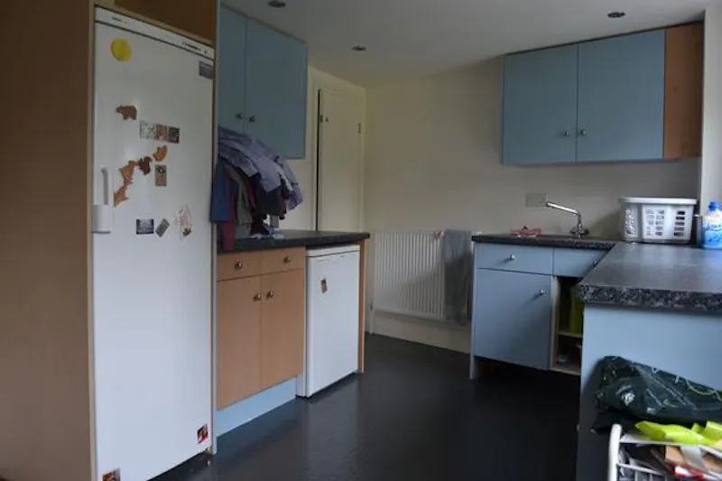 Large detached house in Ealing, B1280 (photo 16)