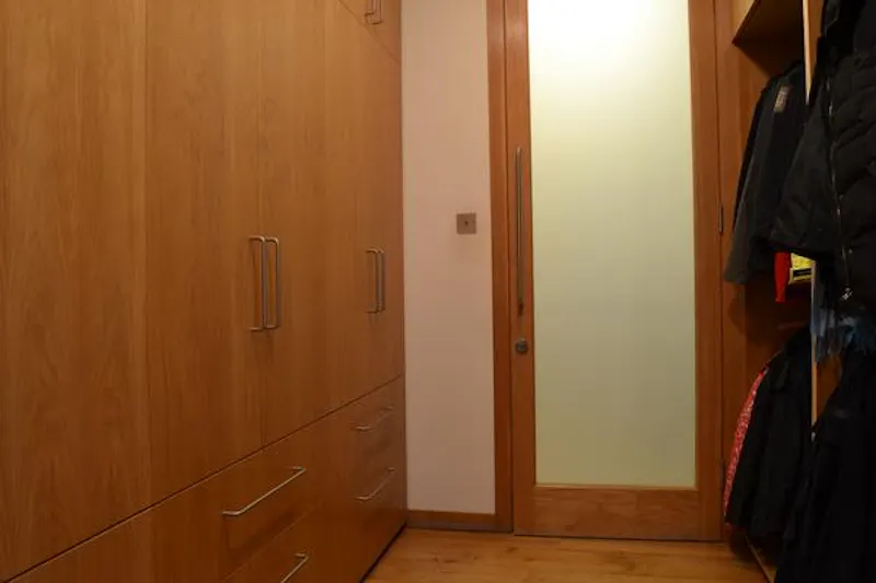 Large detached house in Ealing, B1280 (photo 17)