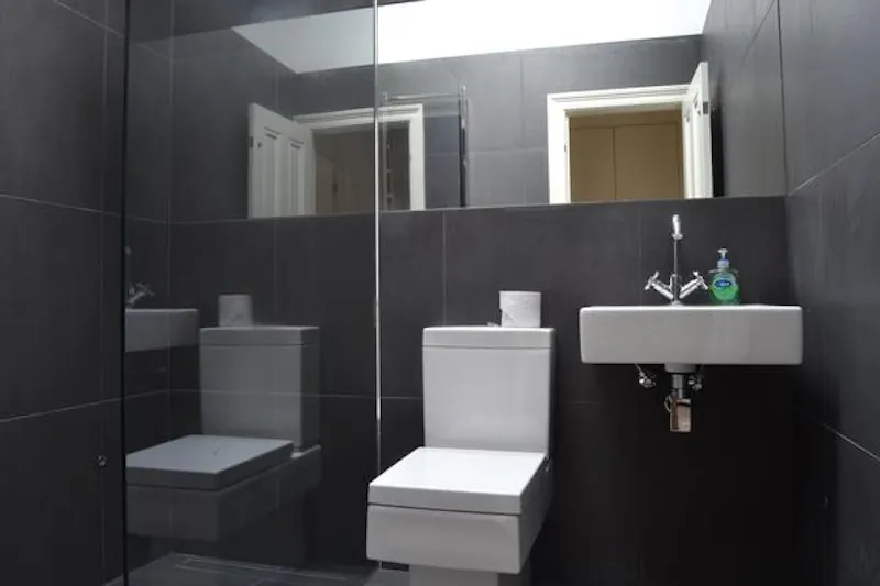 Bathroom at Large detached house in Ealing, B1280 (photo 27)