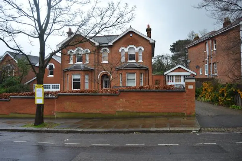 Large detached house in Ealing, B1280 (photo 30)