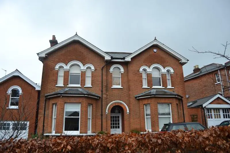 Large detached house in Ealing, B1280 (photo 32)