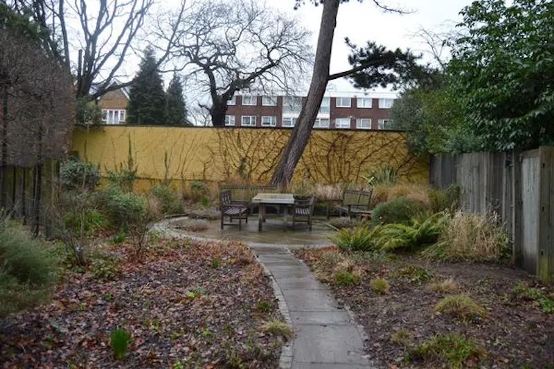 Garden at Large detached house in Ealing, B1280 (photo 33)