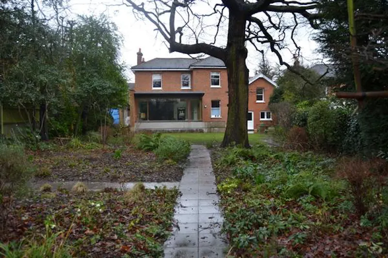 Large detached house in Ealing, B1280 (photo 35)