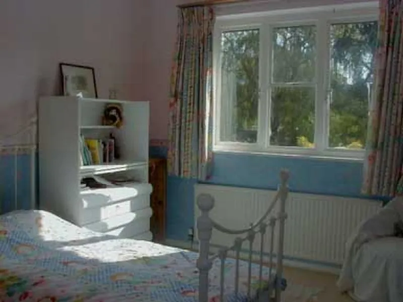 Bedroom - child's at Large Roehampton house, D1344 (photo 7)
