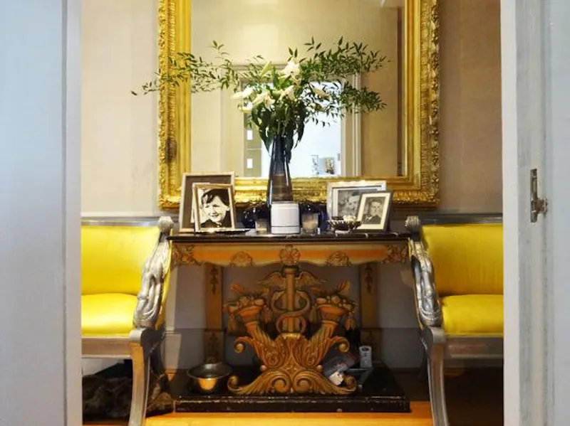 Entrance hall at Glamorous Chelsea house, B1249 (photo 2)