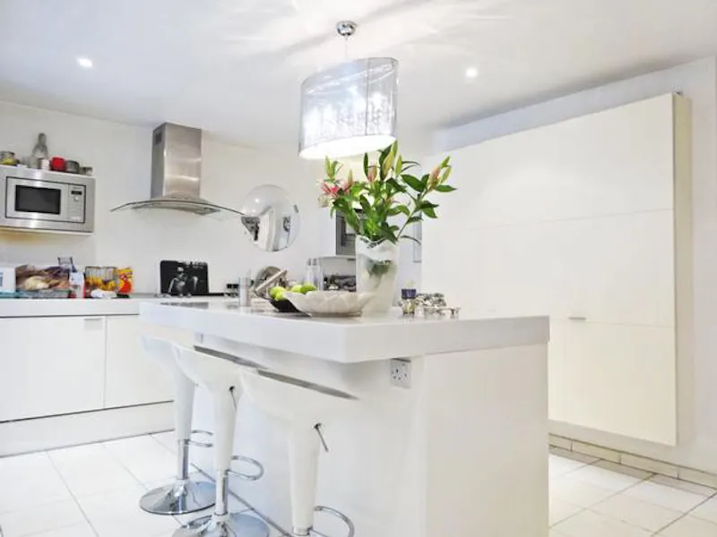 Kitchen island at Glamorous Chelsea house, B1249 (photo 11)