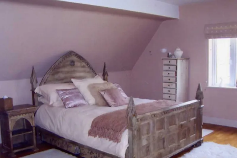 Bedroom at Film location D1753 in Berkshire (photo 6)