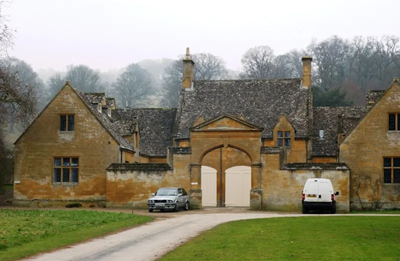 Driveway at Historic Cotswolds Jacobean manor, M14 (photo 2)