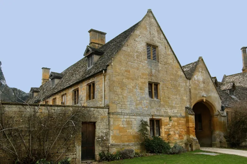 Historic Cotswolds Jacobean manor, M14 (photo 3)