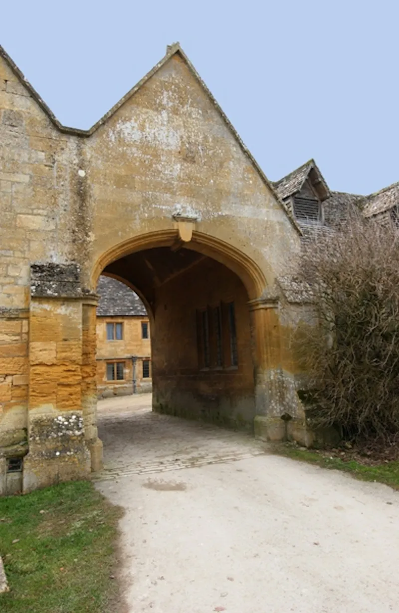 Historic Cotswolds Jacobean manor, M14 (photo 7)