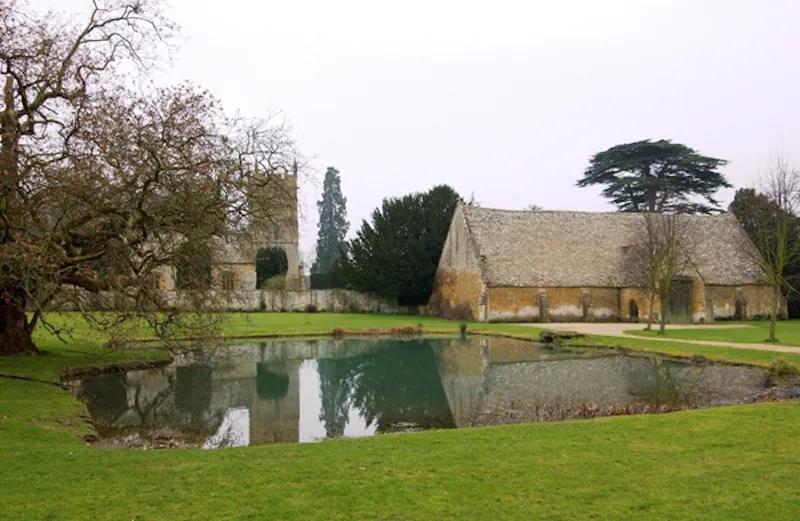 Historic Cotswolds Jacobean manor, M14 (photo 6)