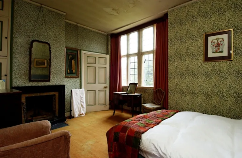 Bedroom at Historic Cotswolds Jacobean manor, M14 (photo 16)