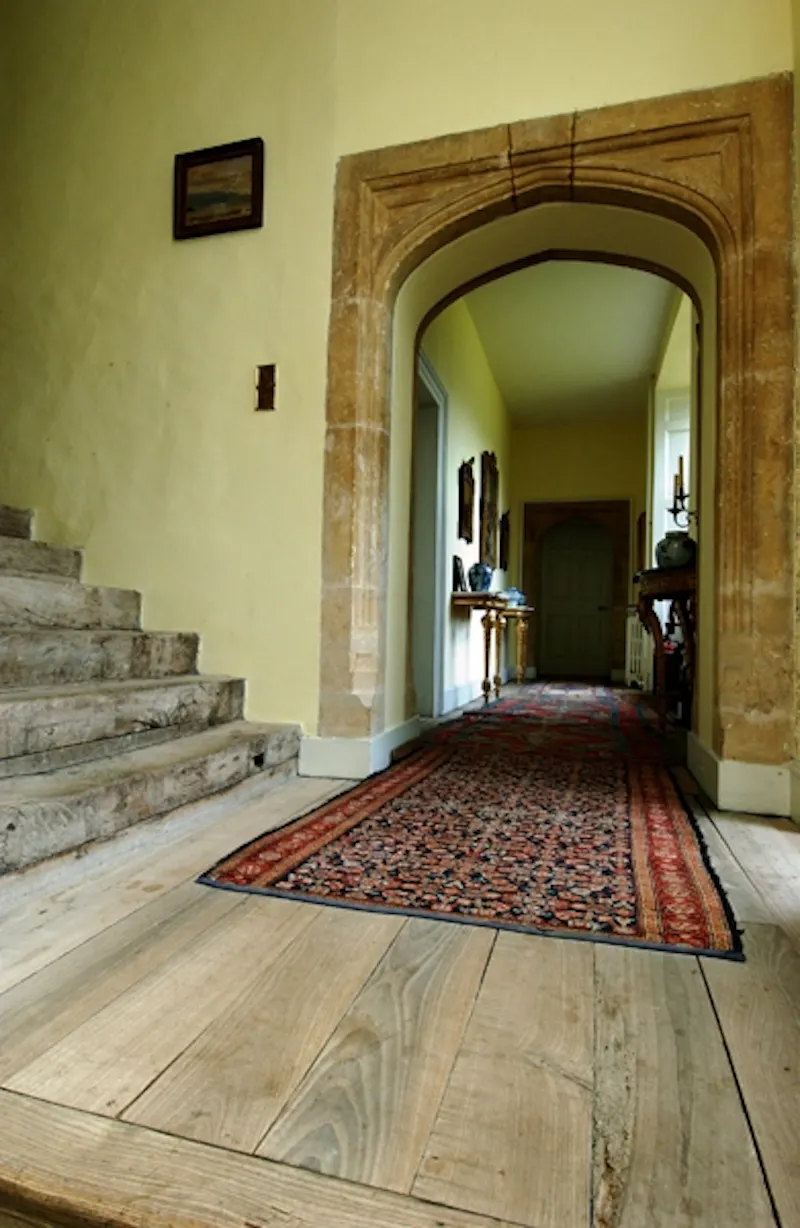 Historic Cotswolds Jacobean manor, M14 (photo 21)
