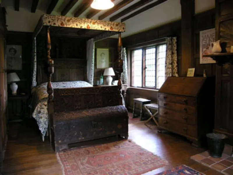 Bedroom at Period Hall of Chiddingfold, M249 (photo 9)