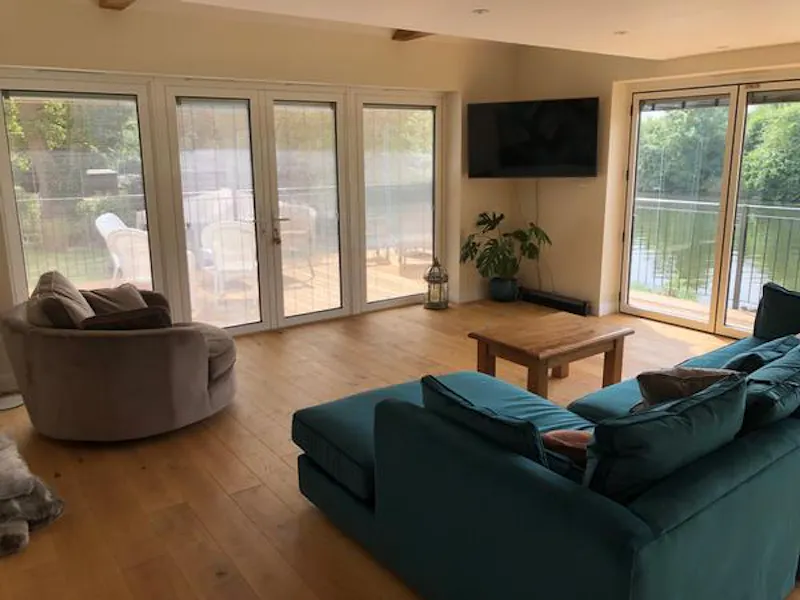 Living Room at Film location D1813 in Middlesex (photo 2)