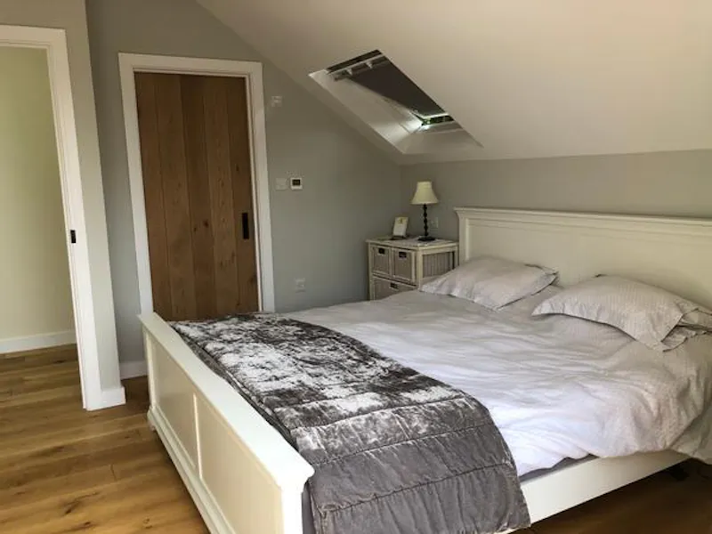 Bedroom at Film location D1813 in Middlesex (photo 12)