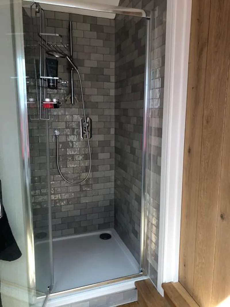 Bathroom at Film location D1813 in Middlesex (photo 14)
