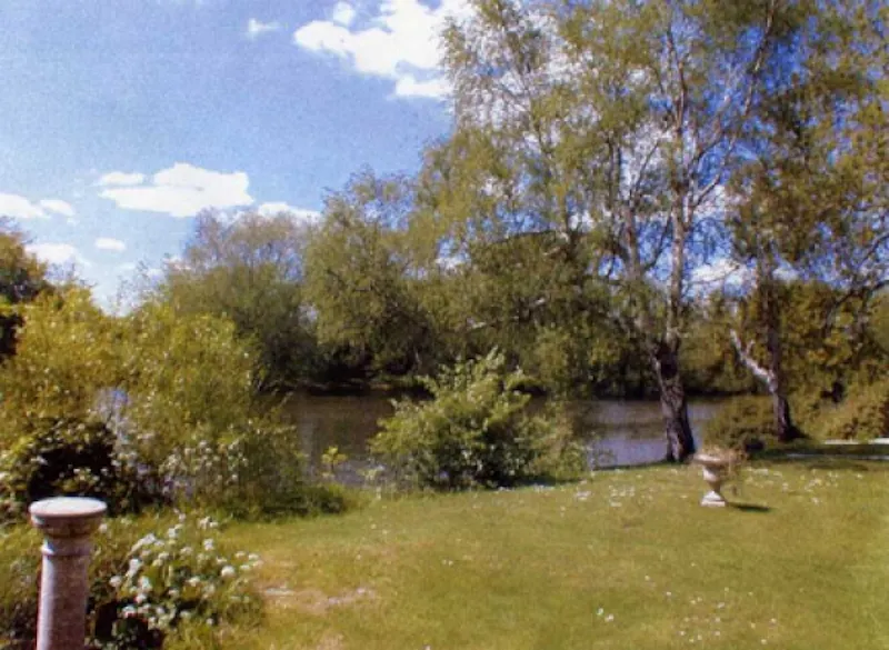 Garden at Film location D1813 in Middlesex (photo 22)